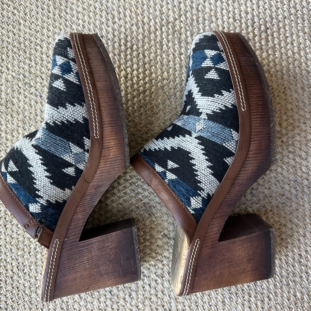 Korks kilim inspired Blue Patterned clogs
